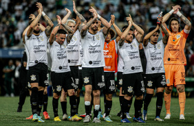 Elenco do Corinthians parabenizou a torcida ao final do jogo