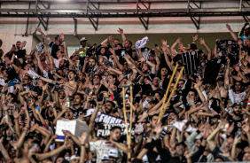 Festa da torcida do Corinthians no empate no Maracan