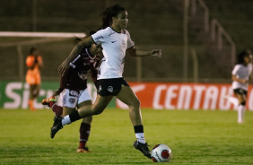 Miriã em ação no jogo entre Corinthians e Ferroviária