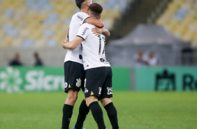 Ramiro e Fausto Vera se abraam aps empate do Corinthians contra o Fluminense
