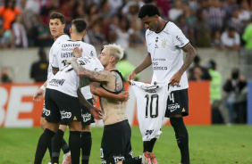 Rger Guedes comemora gol com Gil, Du Queiroz, Gustavo Mosquito e Mateus Vital