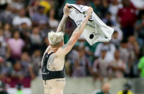 Rger Guedes ergue camisa do Corinthians em comemorao ao gol de empate na Copa do Brasil