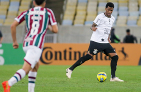 Zagueiro Gil em duelo contra o Fluminense na Copa do Brasil