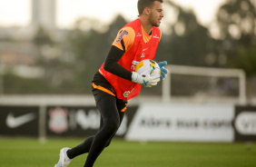 Goleiro Alan Gobetti durante treino do Corinthians na tarde desta sexta-feira no CT Joaquim Grava