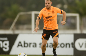 Ramiro em atividade no gramado do CT Joaquim Grava