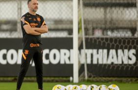 Vítor Pereira comandou treino do Corinthians nesta sexta-feira