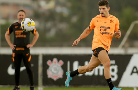 Vtor Pereira observa Rafael Ramos em treino do Corinthians nesta tarde no CT