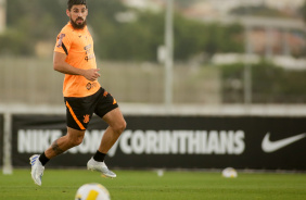 Zagueiro Bruno Mndez em atividade do Corinthians