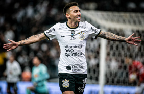 Atleta corinthiano comemora gol contra o Red Bull Bragantino