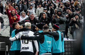 Jogadores comemoram aps gol de Gustavo Mosquito