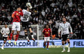 Rger Guedes disputa bola de cabea durante jogo pelo Brasileiro