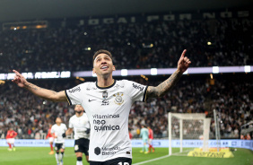 Gustavo Silva comemora o gol marcado que deu a vitria ao Corinthians