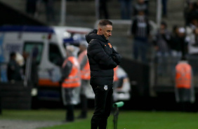 Vtor Pereira na beira do gramado comandando sua equipe