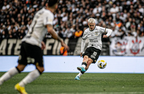 Rger Guedes em ao durante o empate contra o Internacional