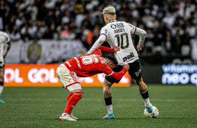 Rger Guedes em lance contra o Internacional
