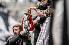 Torcida do Corinthians com imagem de So Jorge