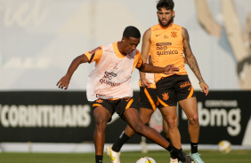 Robert Renan e Yuri Alberto durante atividade no CT