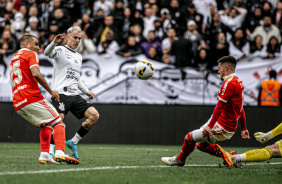 Rger Guedes tenta finalizao contra o Internacional