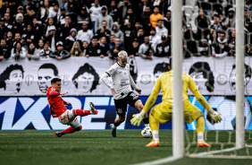 Rger Guedes tenta jogada contra o Internacional