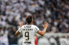 Yuri Alberto agradece seu gol marcado contra o Internacional