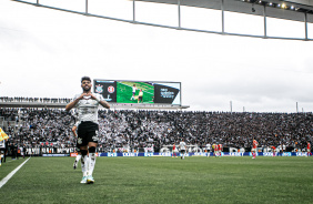 Yuri Alberto faz sinal de corao durante a comemorao de seu gol