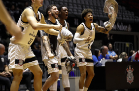 Jogadores do Corinthians comemoram durante a partida