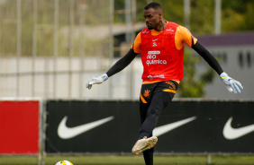 Carlos Miguel realizando passe durante treinamento