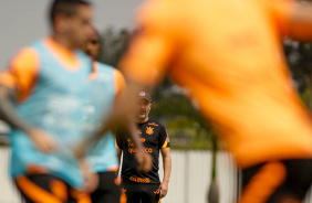 Diversos jogadores fazendo atividade; ao fundo, Vtor Pereira aparece