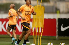 Du Queiroz participando de atividade; Ao fundo, aparece Fbio Santos