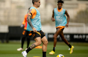Fagner durante atividade; ao fundo, Robson Bambu aparece