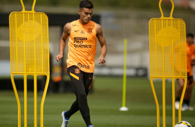 Fausto Vera fazendo um passe durante treinamento