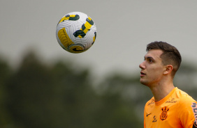 Lucas Piton recebendo a bola no CT
