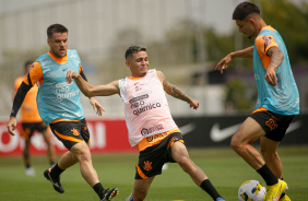 Ramiro, Adson e Leo Man fazendo atividade com bola