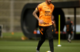 Renato Augusto treinando com bola