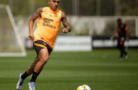 Du Queiroz durante treino do Corinthians