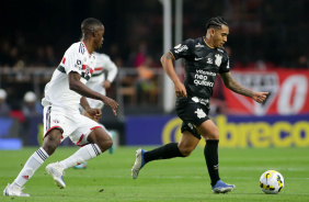 Du Queiroz atuando contra o So Paulo, no Morumbi