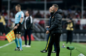 Vtor Pereira entrando em campo no Morumbi