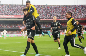 Yuri Alberto comemorando o seu gol com Adson e Fagner; ao fundo, Roger Guedes e Du Queiroz