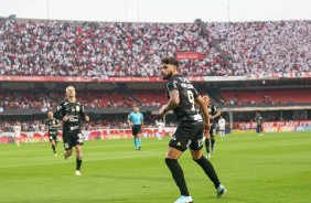 Yuri Alberto comemorando o seu gol no clssico; ao fundo, Roger Guedes