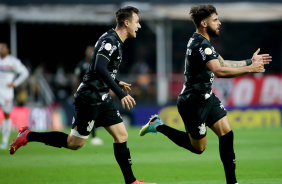 Yuri Alberto e Lucas Piton comemoram gol do Corinthians
