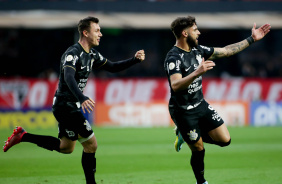 Yuri Alberto e Lucas Piton festejam gol do Corinthians