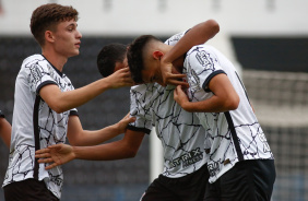 Adryan comemora gol marcado contra o So Paulo