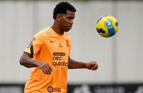 Gil com a bola dominada durante treino do Corinthians