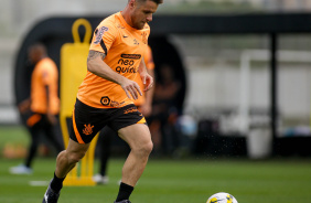 Ramiro com a bola dominada durante treinamento no CT Joaquim Grava