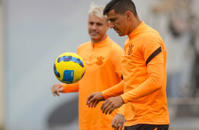 Rger Guedes e Balbuena conversam durante treinamento