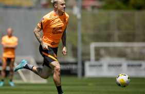 Roger Guedes correndo em treinamento no CT Joaquim Grava