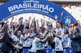 Atletas do Corinthians Feminino erguem a taa do Brasileiro Feminino