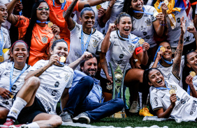 Atletas do Corinthians Feminino posam ao lado do presidente Dulio na comemorao do ttulo