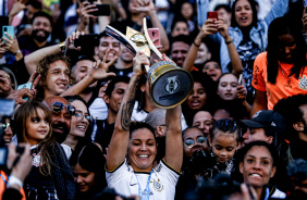 Gabi Zanotti erguendo a taa do Campeonato Brasileiro Feminino