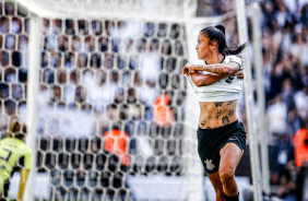 Jaqueline comemora o seu gol, o primeiro do Corinthians na final contra o Internacional